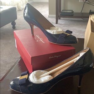 Women’s navy blue Ferragamo pumps